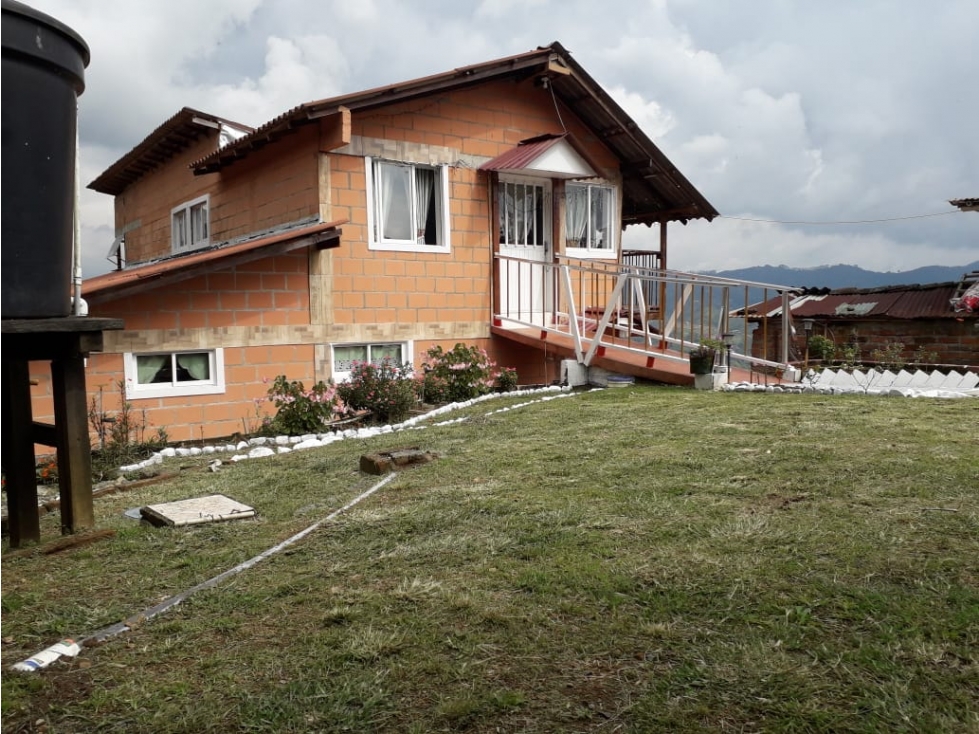 Se vende o permuta hermosa casa campestre cerca a Dosquebradas