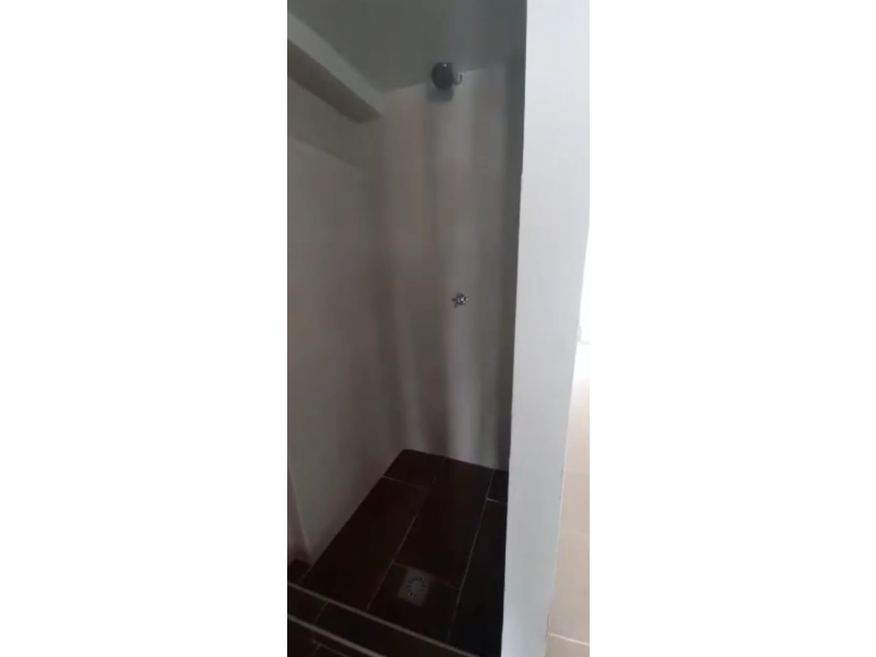 SE VENDE HERMOSA CASA REMODELADA EN SANTA ROSA CON LOCAL — foto 4