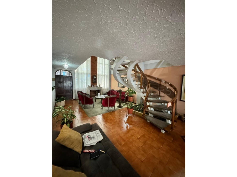 SE VENDE CASA EN LA ELVIIRA EXCELENTE UBICACION