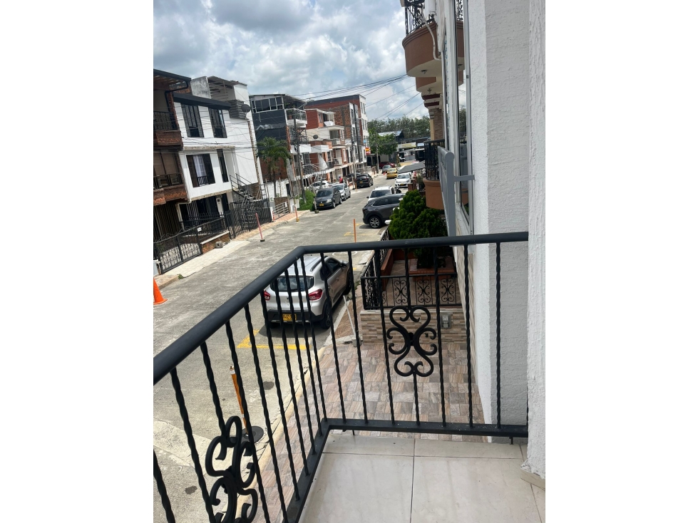 Venta de hermosa casa de cuatro pisos en Poblado 2