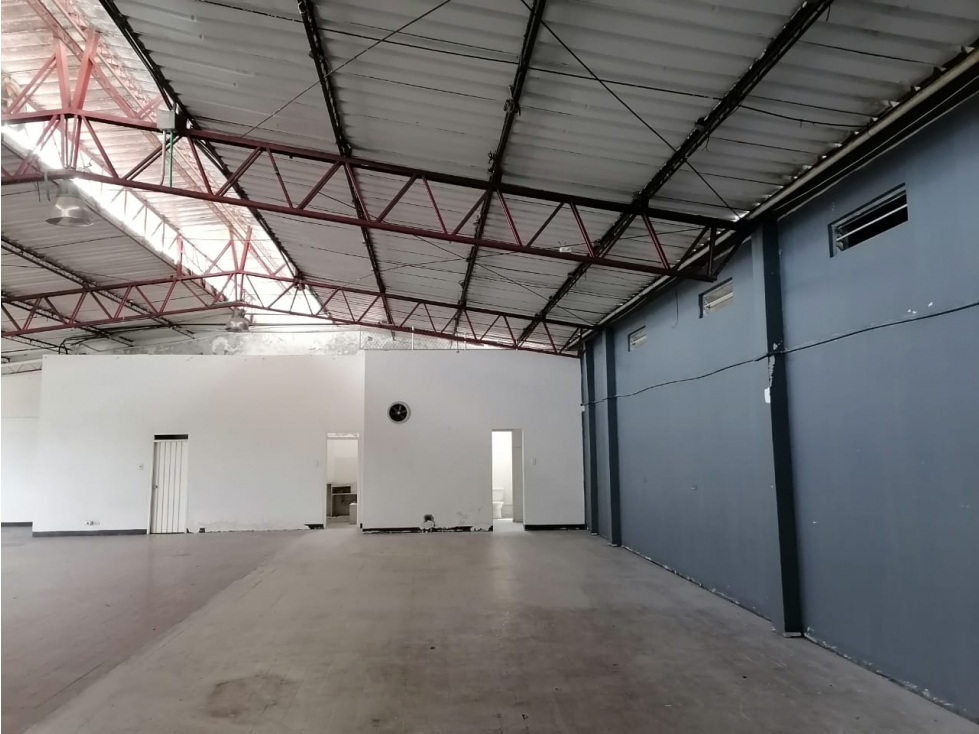 ¡Se arrienda amplia bodega, Av del río, Pereira! - 2