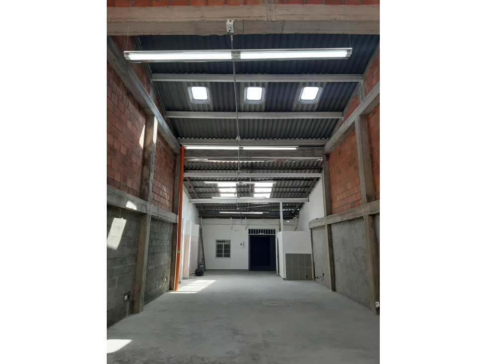 SE VENDE BODEGA AREA 264 M2 CERCA AL VIADUCTO