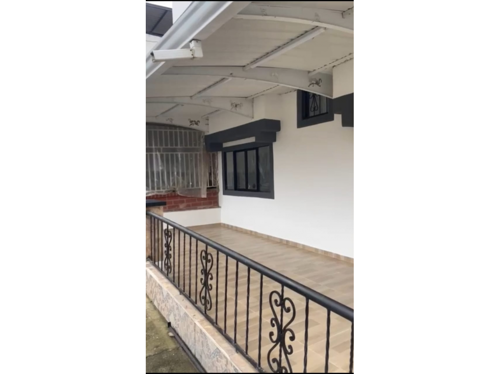 VENDO HERMOSA CASA DE CUATRO NIVELES EN EL PARQUE INDUSTRIAL — foto 3
