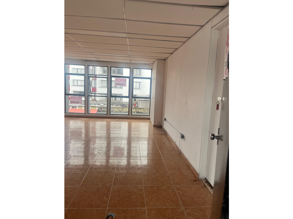 SE VENDE OFICINA EN LA PLAZA DE BOLIVAR CON ASCENSOR — foto 2