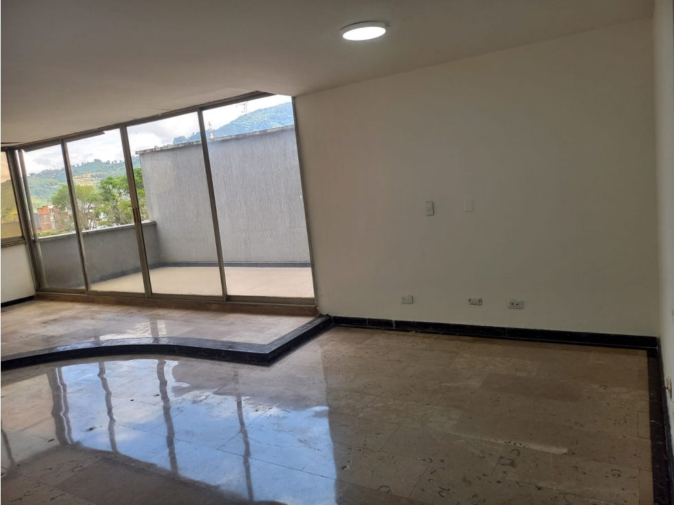 SE VENDE OFICINA EN EL CENTRO CON 3 PARQUEADEROS Y TERRAZA — foto 4