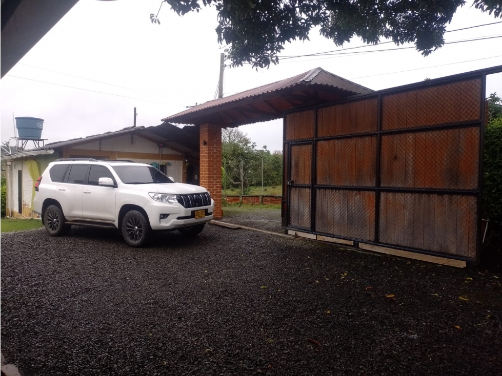 SE VENDE CASA CAMPESTRE EN EL RETIRO CERCA MORELIA AREA 3200 M2