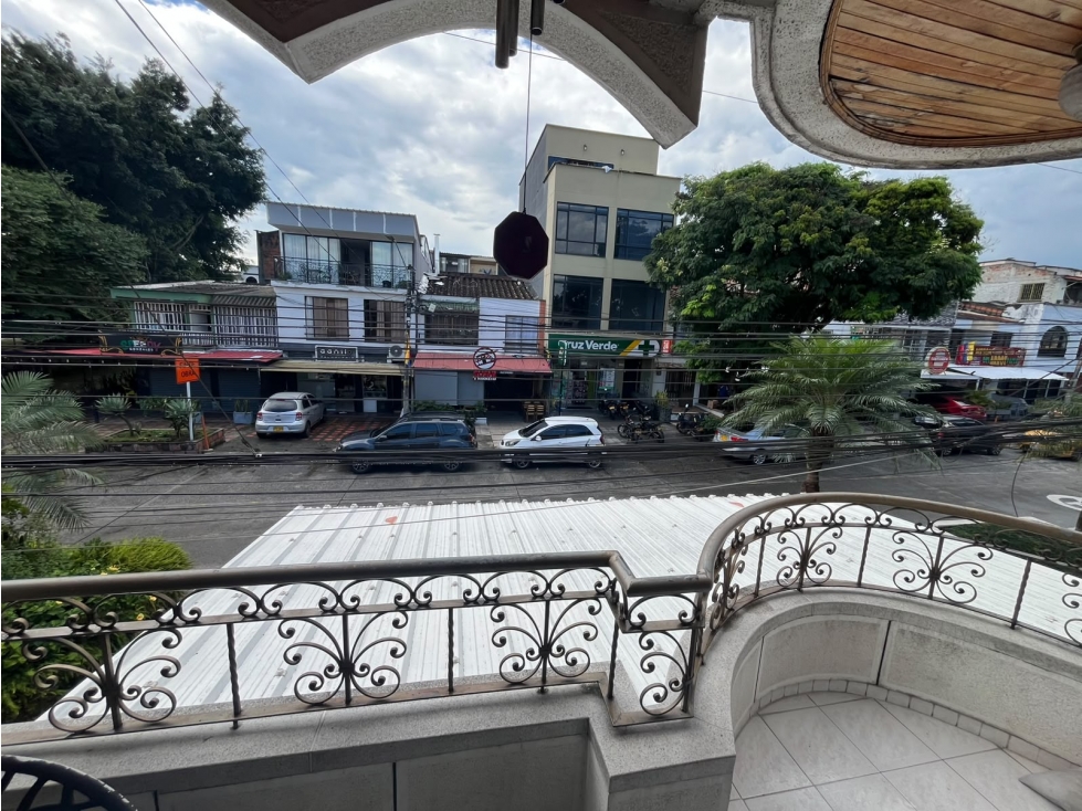 SE VENDE CASA COMERCIAL EN CORALES AREA 162 M2 CON DOBLE PARQUEADERO