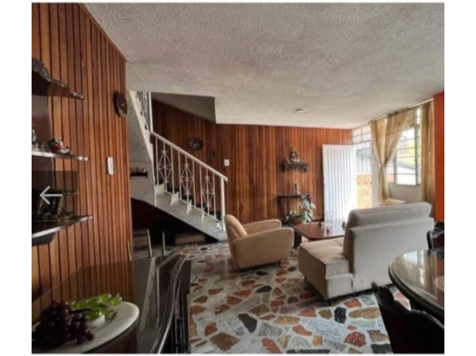 SE VENDE AMPLIA CASA EN SECTOR DE BAVARIA