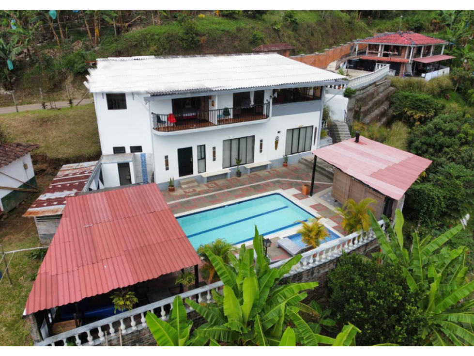 SE VENDE FINCA HOTEL A 8 MINUTOS DEL CRUCERO DE COMBIA