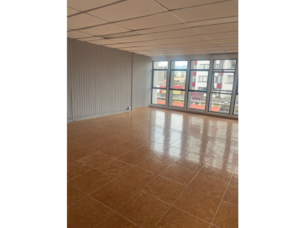 SE VENDE OFICINA EN LA PLAZA DE BOLIVAR CON ASCENSOR — foto 5