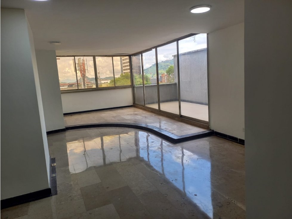 SE VENDE OFICINA EN EL CENTRO CON 3 PARQUEADEROS Y TERRAZA — foto 5