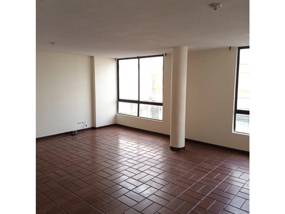 SE VENDE AMPLIO APARTAMENTO EN EL CENTRO