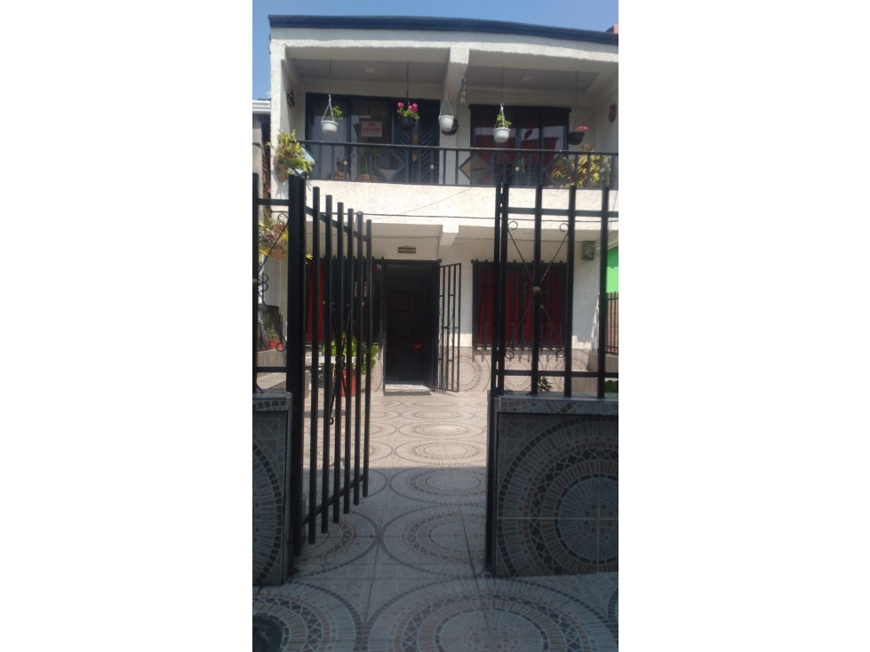¡Encantadora casa en venta dos pisos en el Barrio GalÃ¡n! — foto 2