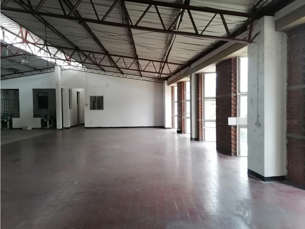 ¡Se arrienda amplia bodega, Av del río, Pereira! - 3