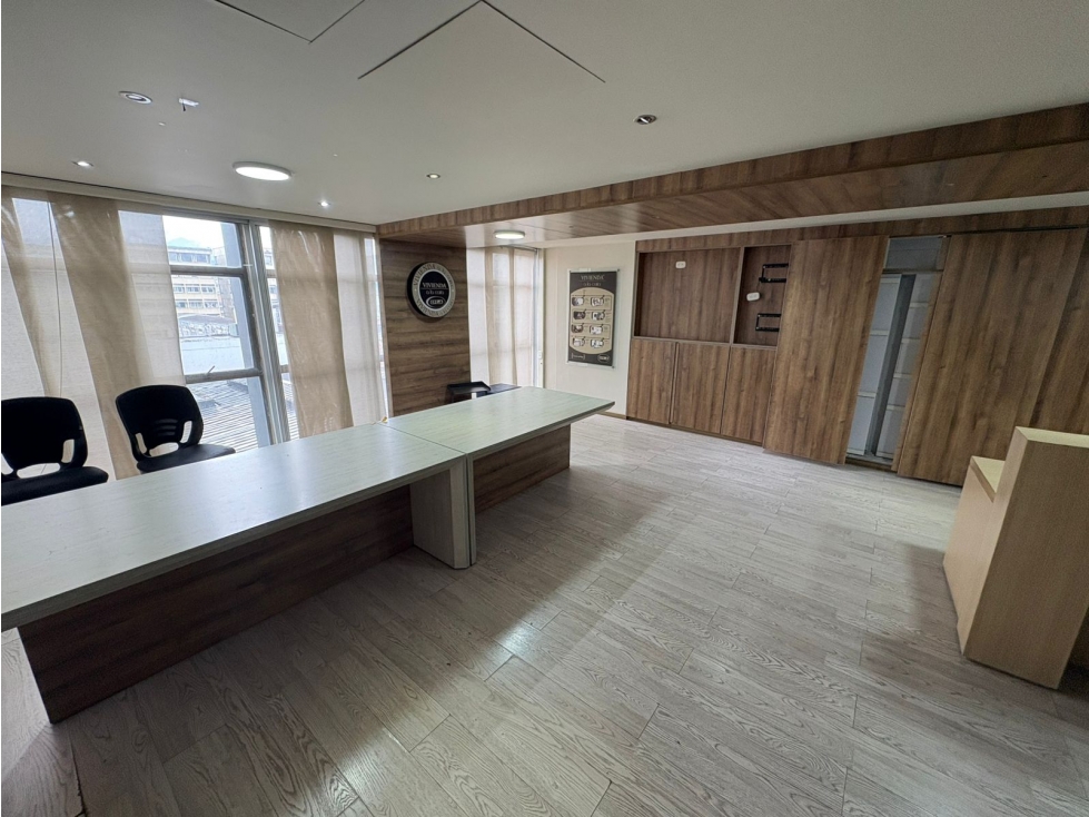 SE VENDEN OFICINAS EN EL CENTRO EN LA PLAZA DE BOLIVAR — foto 2