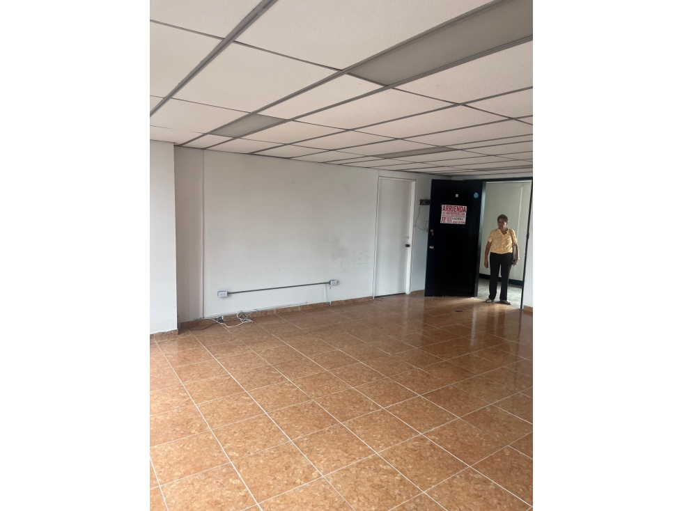 SE VENDE OFICINA EN LA PLAZA DE BOLIVAR CON ASCENSOR — foto 6