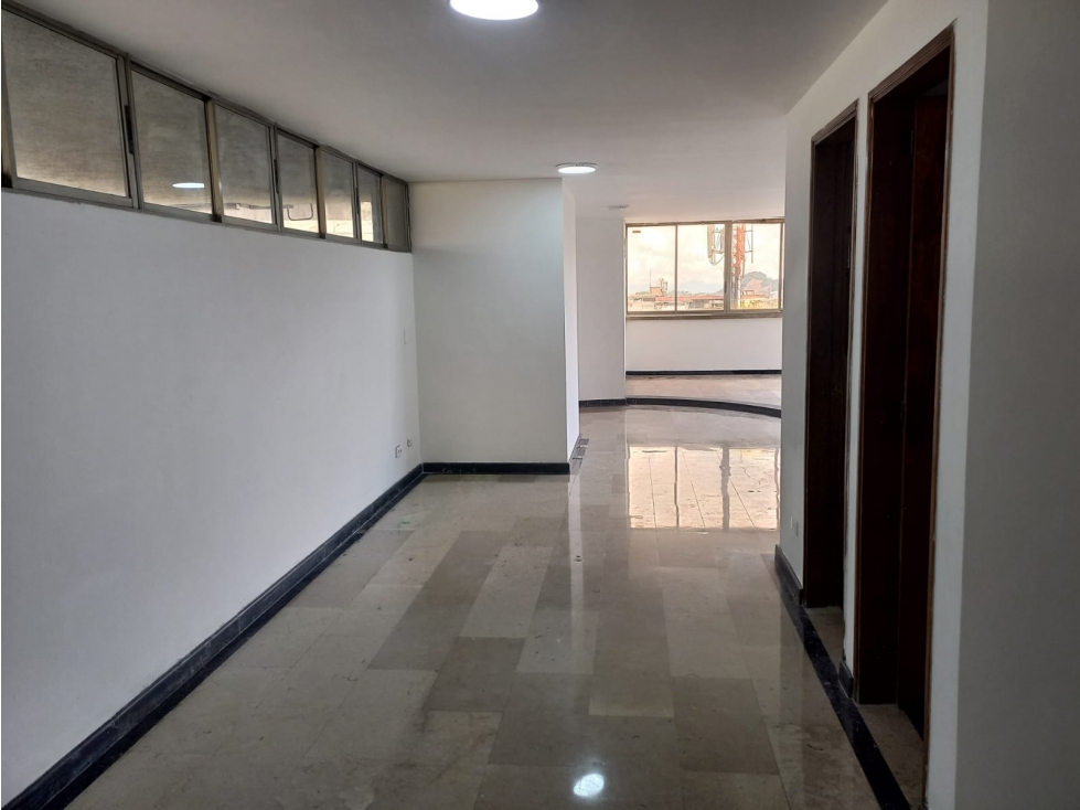 SE VENDE OFICINA EN EL CENTRO CON 3 PARQUEADEROS Y TERRAZA — foto 6