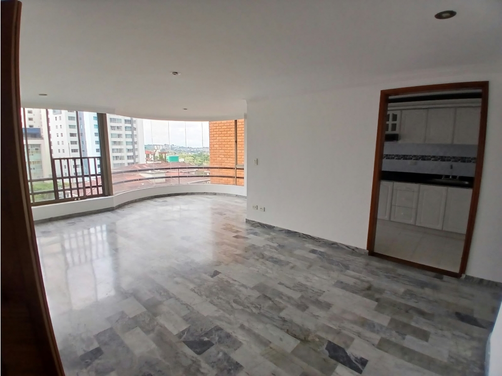SE ARRIENDA APARTAMENTO GRANDE EN PINARES — foto 2