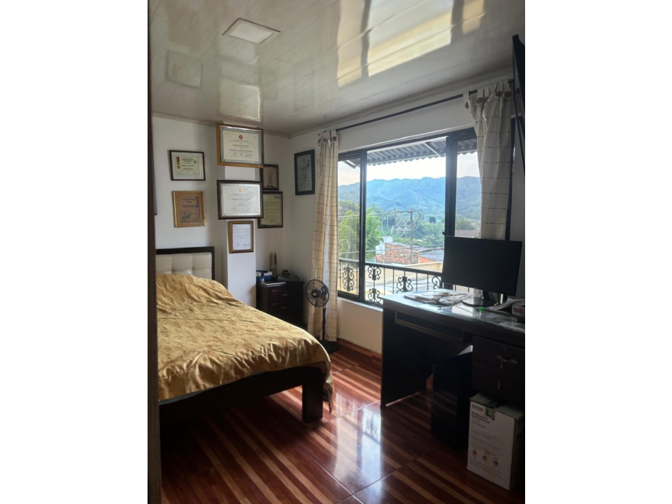 Vendo o permuto hermosa casa de tres pisos en Santa Rosa De Cabal