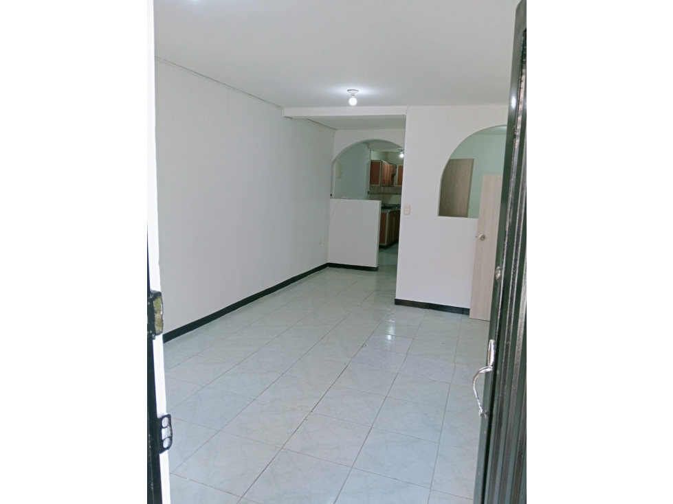SE ARRIENDA 1 PISO EN LOS 2500 LOTES — foto 2