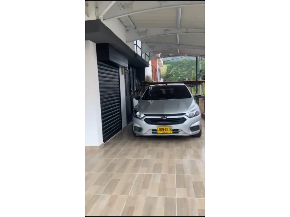 VENDO HERMOSA CASA DE CUATRO NIVELES EN EL PARQUE INDUSTRIAL — foto 2