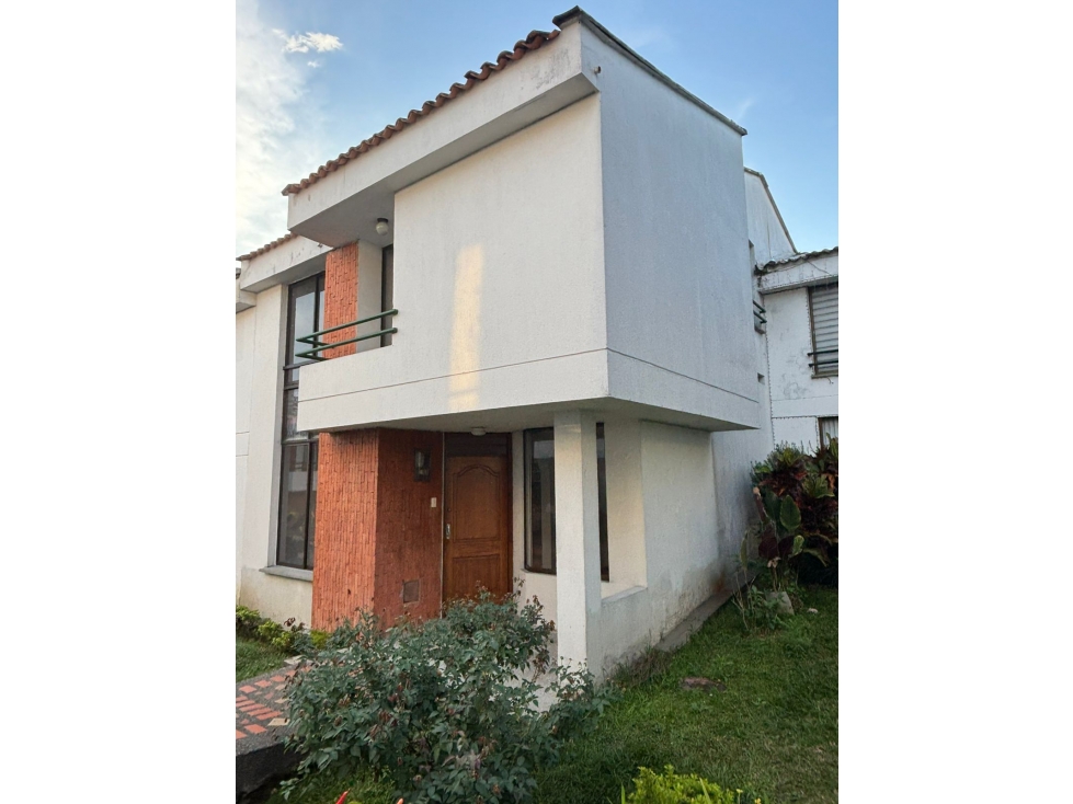 SE VENDE HERMOSA CASA EN CONJUNTO CERRADO EN LA AVENIDA SUR — foto 2