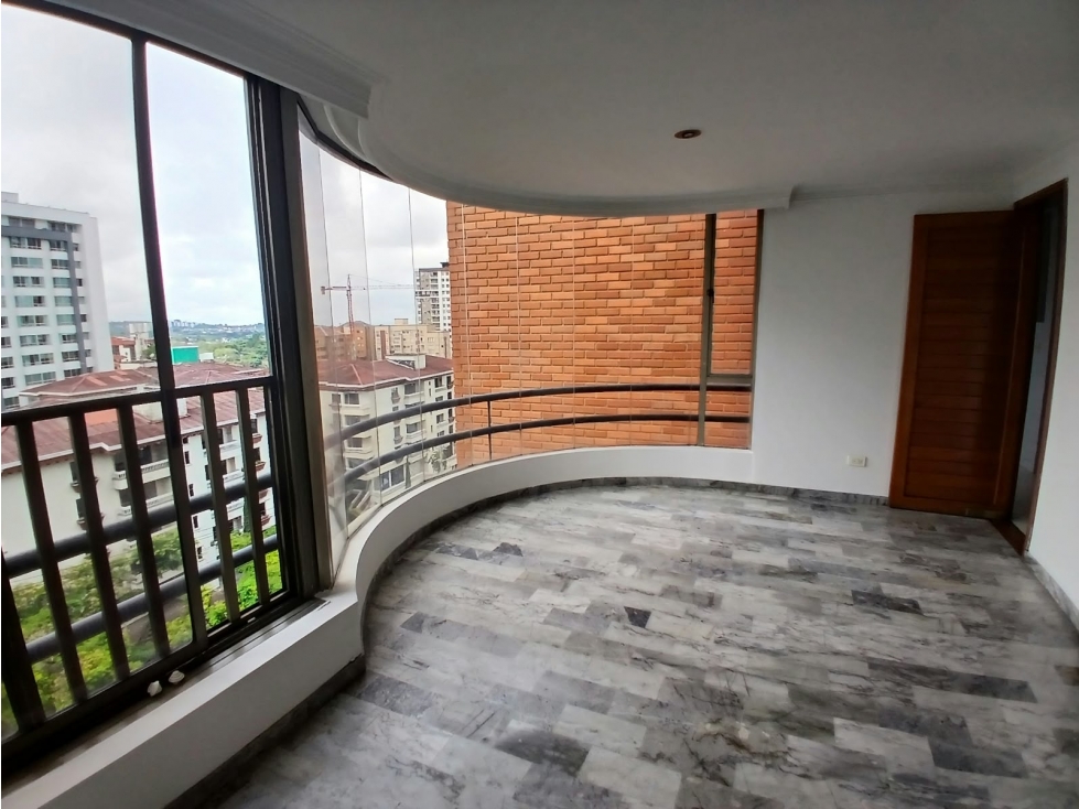 SE ARRIENDA APARTAMENTO GRANDE EN PINARES