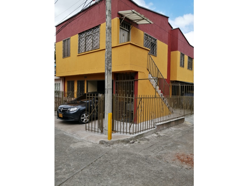 Casa esquinera de dos pisos en venta en Armenia Quindio