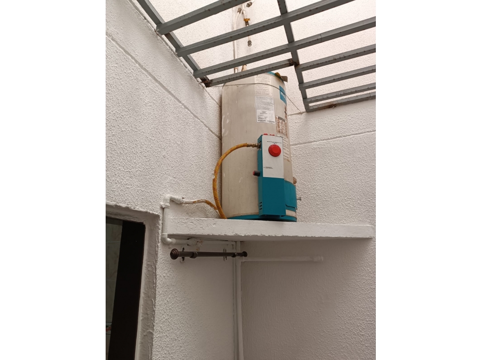 Casa esquinera de dos pisos en venta en Armenia Quindio — foto 2
