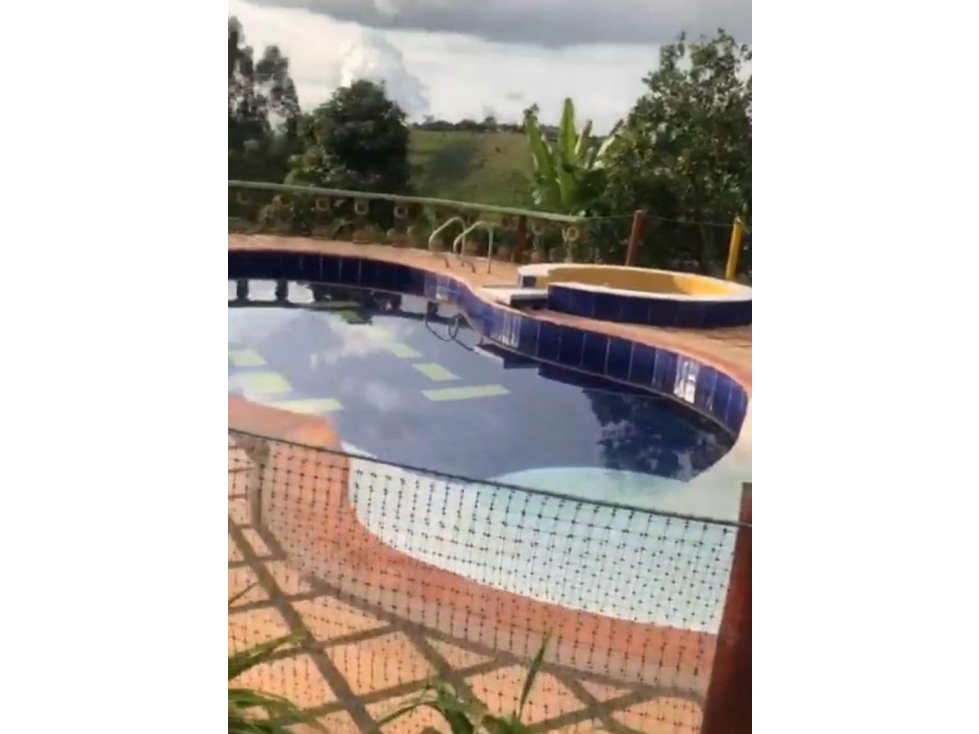 Se Vende Hermosa Finca por Arabia con Piscina y 3 casas — foto 4