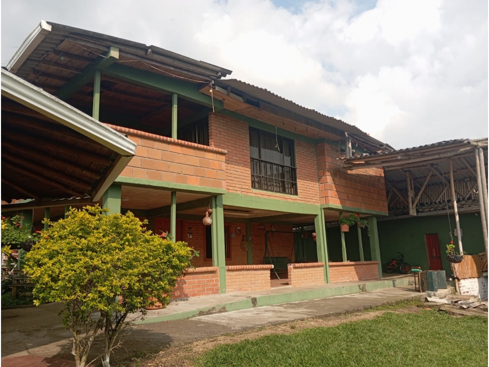 SE VENDE FINCA CON LAGOS EN ARABIA AREA