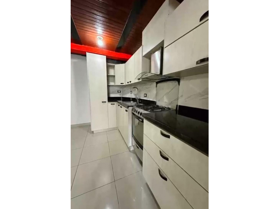 SE VENDE CASA DE 3 PISOS EN CUBA