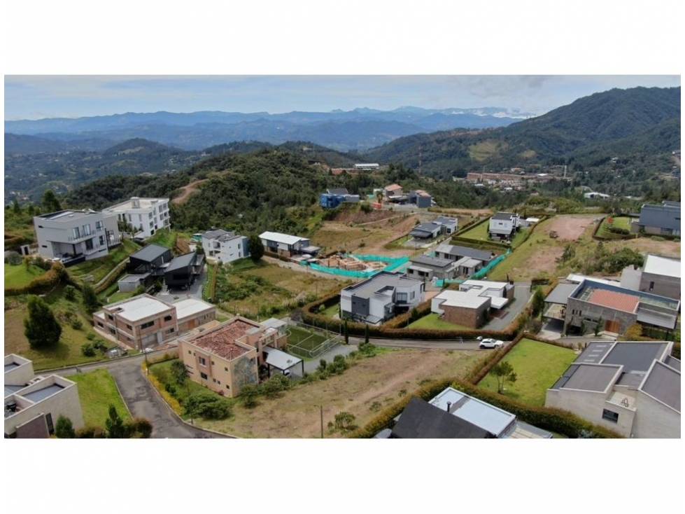 SE VENDE LOTE VIA LOMA DEL ESCOBERO ENVIGADO