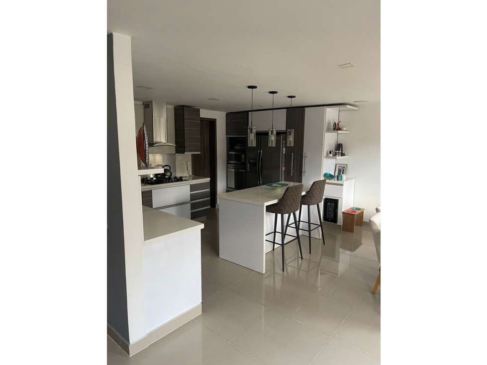 Venta de CASA de 3 PISOS en CUMBRES-ENVIGADO