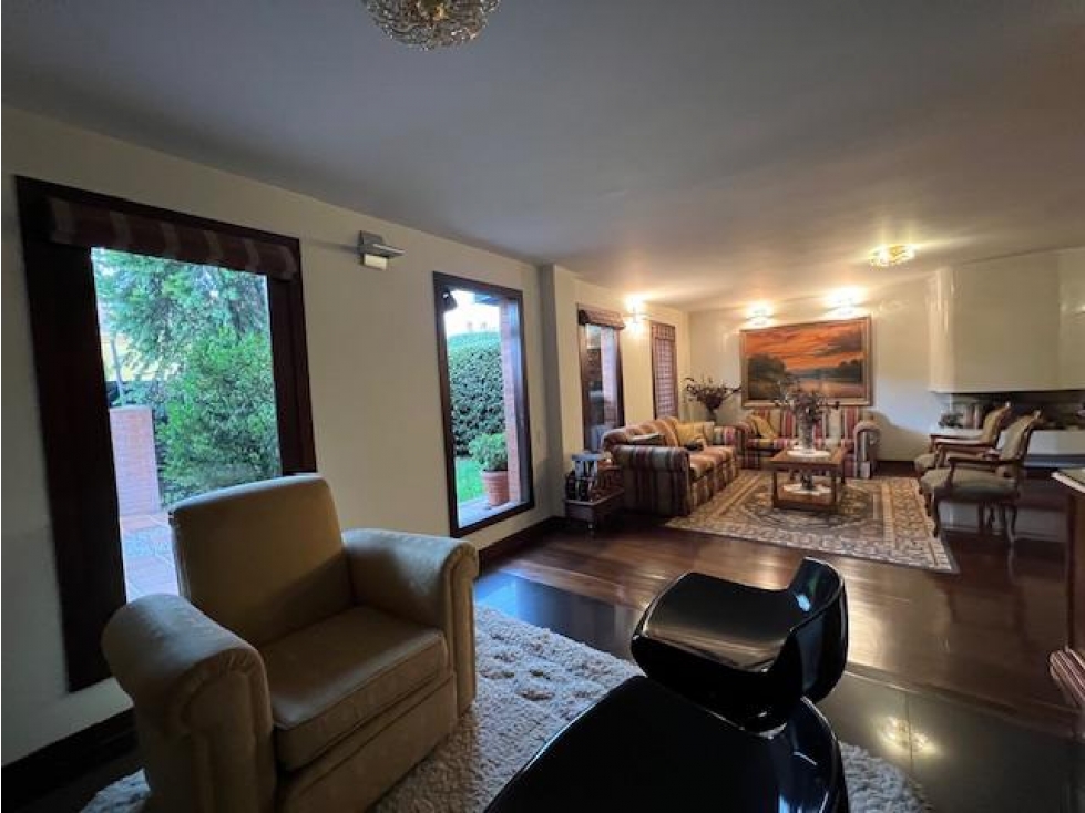 CASA EN VENTA DE 3 NIVELES EN CHÍA, C/MARCA