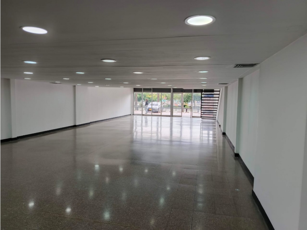 316M2 Local Comercial en Medelin, Centro Empresarial Olaya Herrera