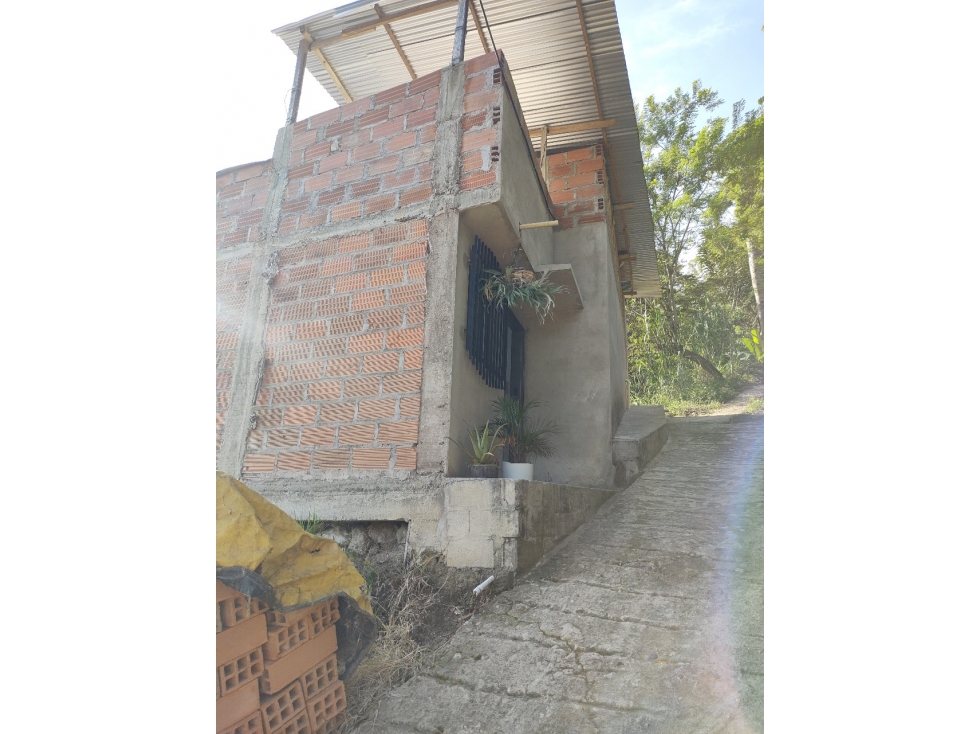 CASA PARA REMODELAR O INDEPENDENDIZAR EN ZONA RURAL DE BARBOSA - 3