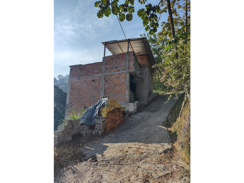 CASA PARA REMODELAR O INDEPENDENDIZAR EN ZONA RURAL DE BARBOSA - 4