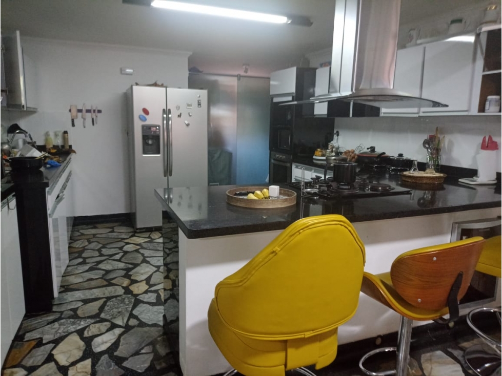 Apto en edificio en El Poblado 200m2. $950K. Rango 9