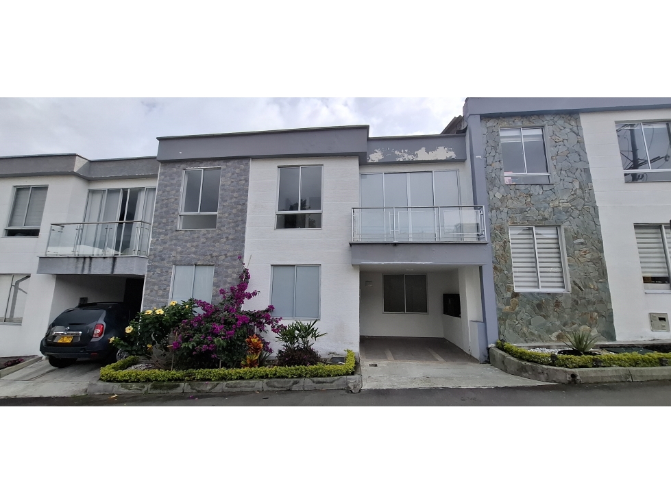 Casa Condominio Av. Centenario Sena