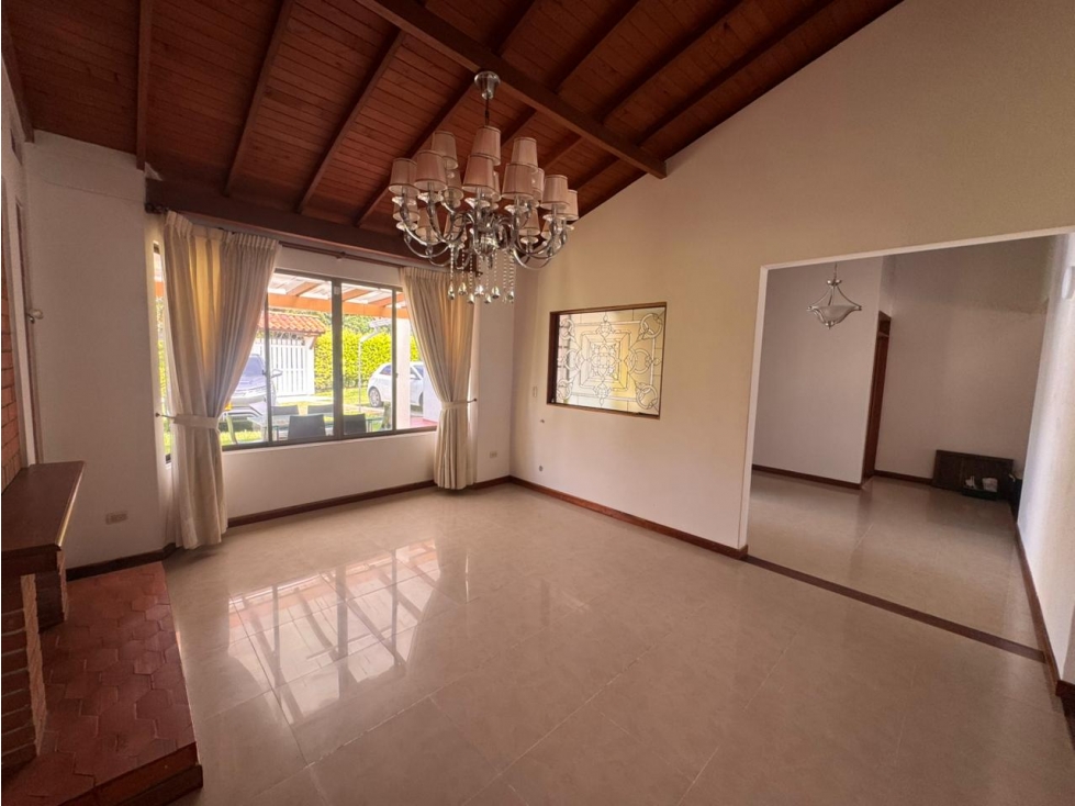 CASA INDEPENDIENTE EN VENTA SOBRE LA AVENIDA CENTENARIO