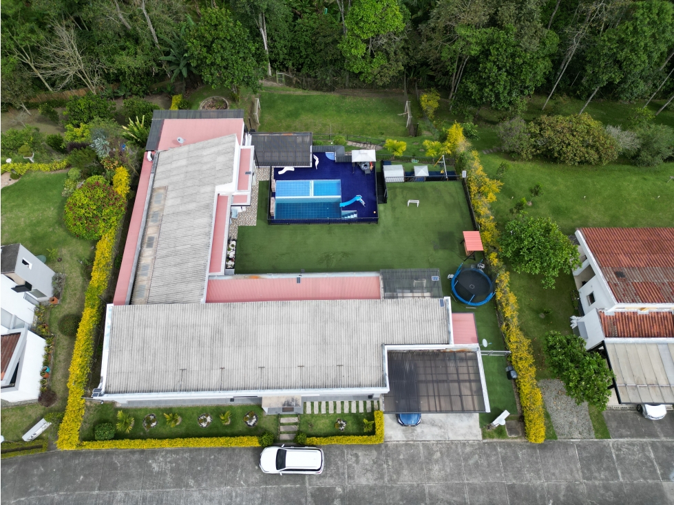 SE VENDE AMPLIA CASA CAMPESTRE SECTOR LA TEBAIDA