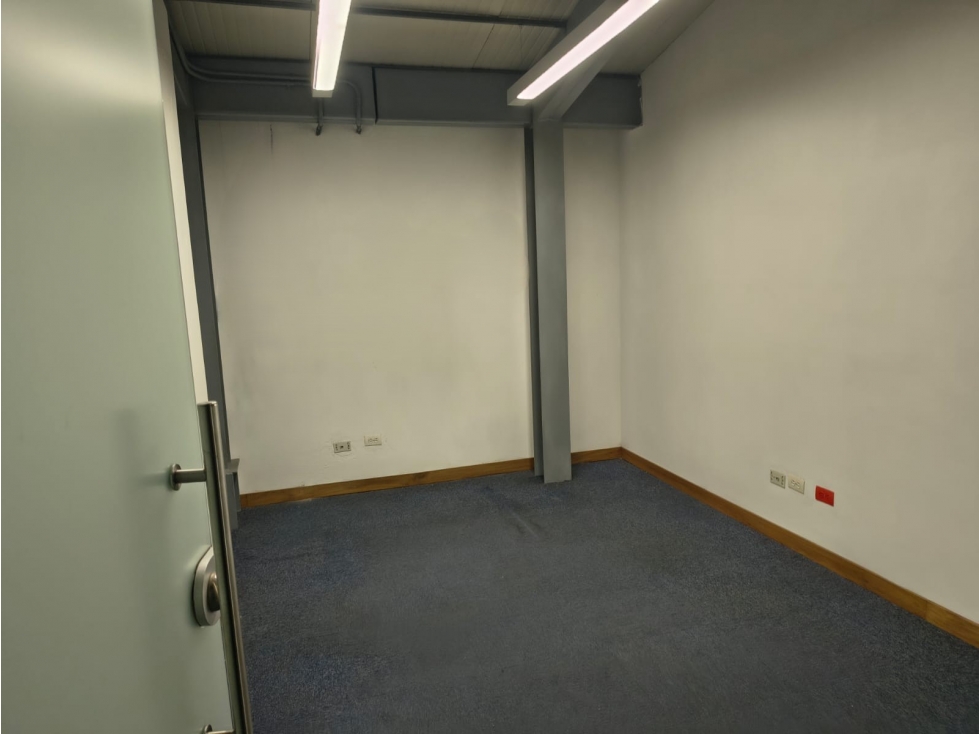 EDIFICIO DISPONIBLE PARA ARRIENDO EN LA 33 CONQUISTADORES - 6