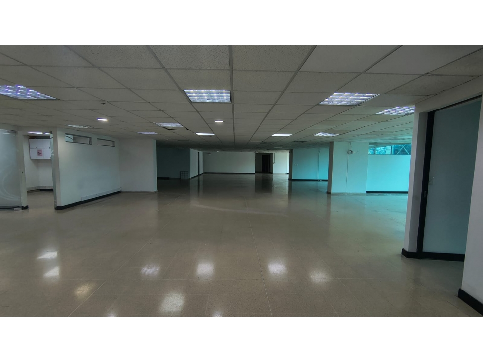 OFICINA DISPONIBLE PARA ARRIENDO UBICADA EN AVENIDA EL POBLADO - 2