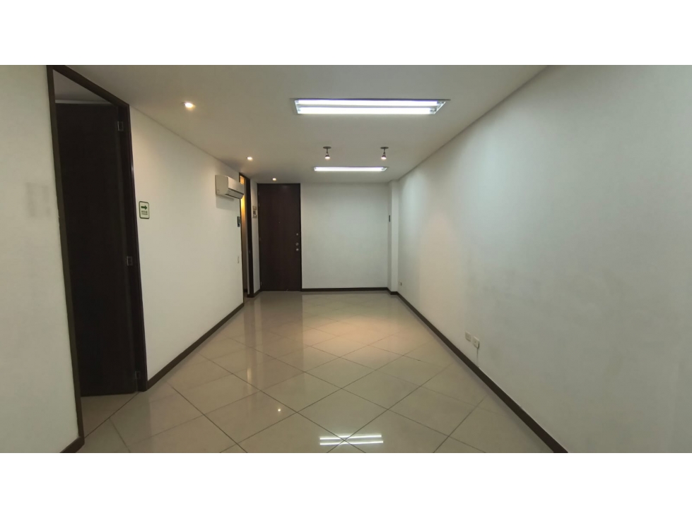 OFICINA DISPONIBLE PARA VENTA UBICADA EN LA AVENIDA EL POBLADO — foto 2