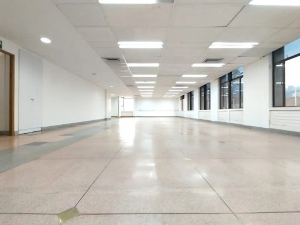 EXCELENTE EDIFICIO DE OFICINAS EN UBICACIÓN ESTRATÉGICA ITAGUI. - 3