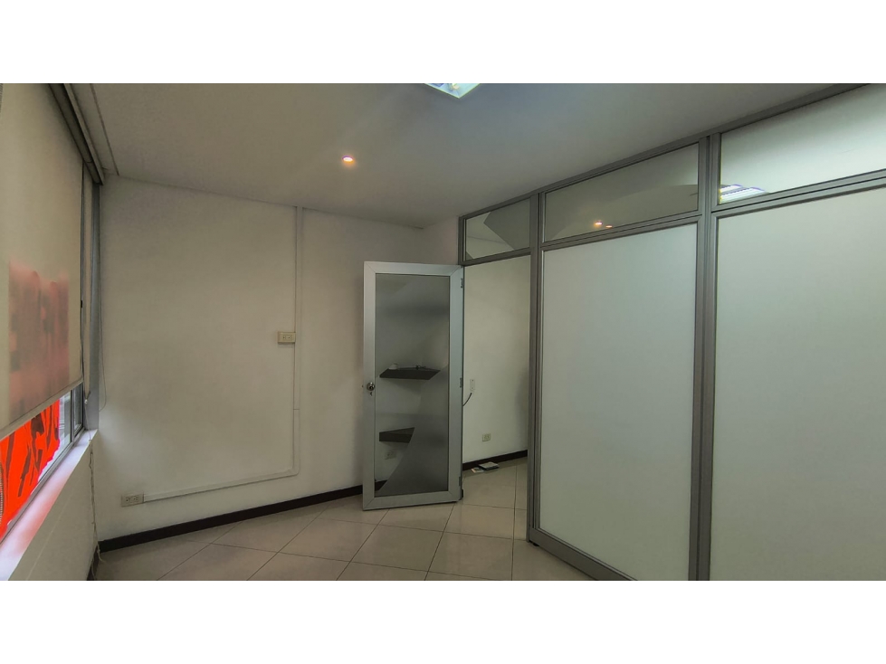 OFICINA DISPONIBLE PARA VENTA UBICADA EN LA AVENIDA EL POBLADO — foto 4