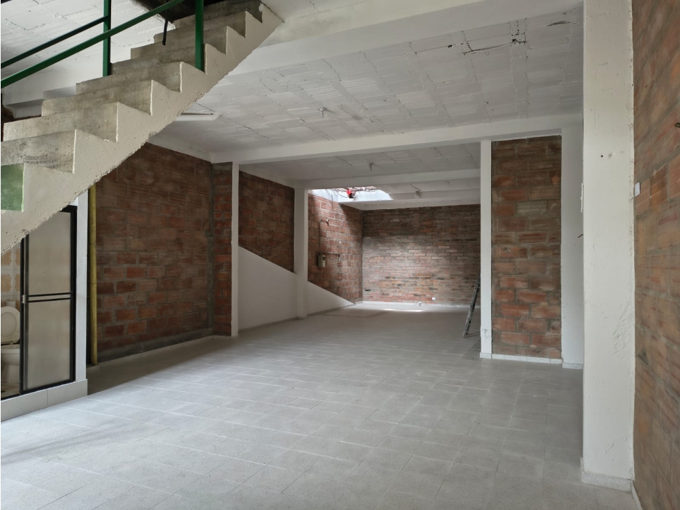 BODEGA EN PISO 3 DISPONIBLE PARA ARRIENDO EN BARRIO COLOMBIA
