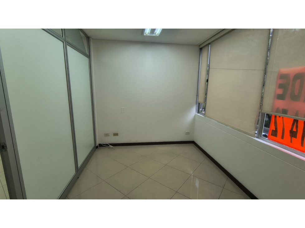 OFICINA DISPONIBLE PARA VENTA UBICADA EN LA AVENIDA EL POBLADO — foto 3