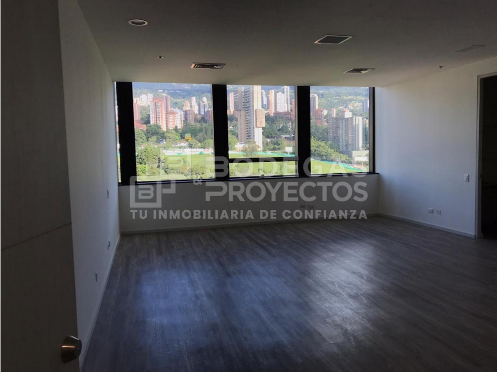 OFICINA DISPONIBLE PARA ARRIENDO EN POBLADO